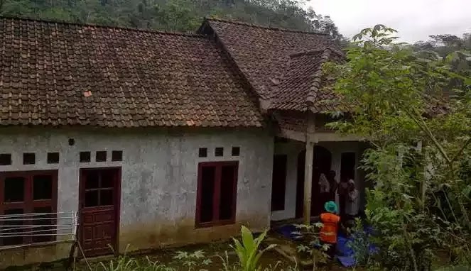 Rumah Juan dan Khotimah, selamat dari longsor (foto: detik.com)